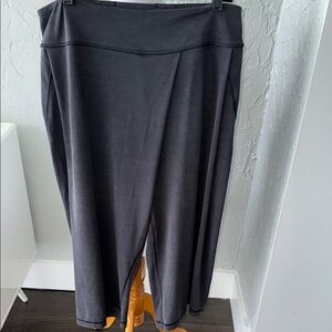 Lululemon Wide leg, Black Wash/Dark Gray Capri